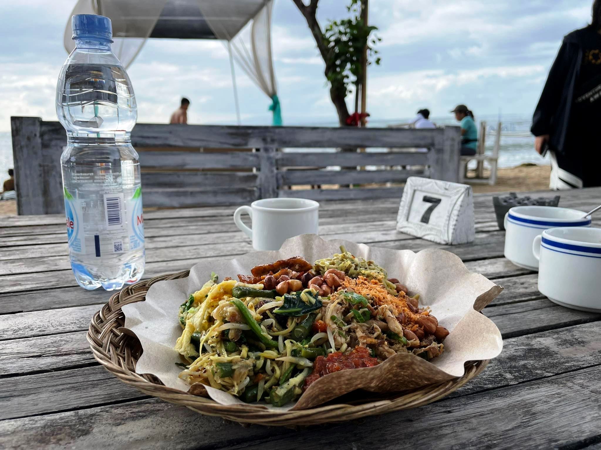 All You Can Eat di Sanur: Menikmati Nasi Kuning di Tepi Laut Biru
